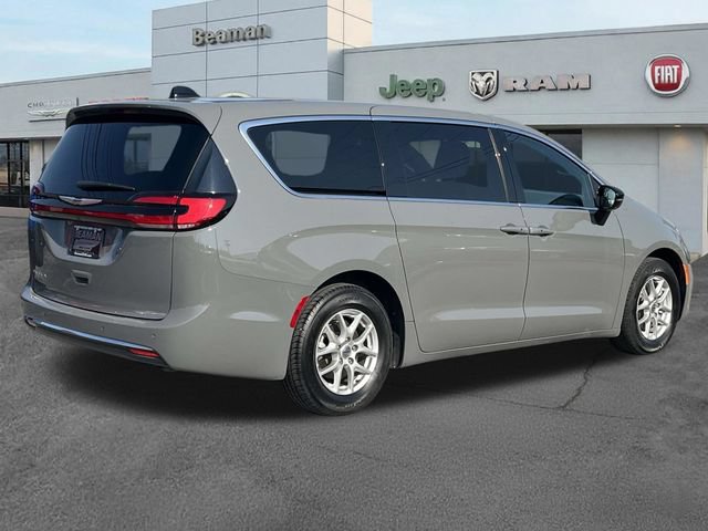 Used 2025 Chrysler Pacifica Select FWD image 7