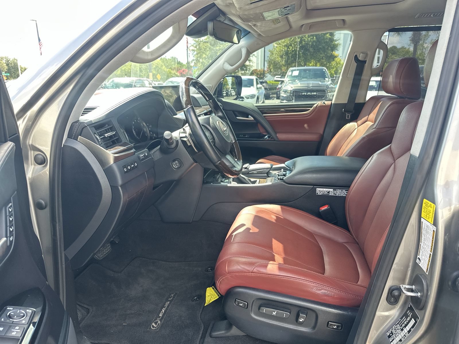 Used 2021 Lexus LX 570 4WD w/ Luxury Package image 16