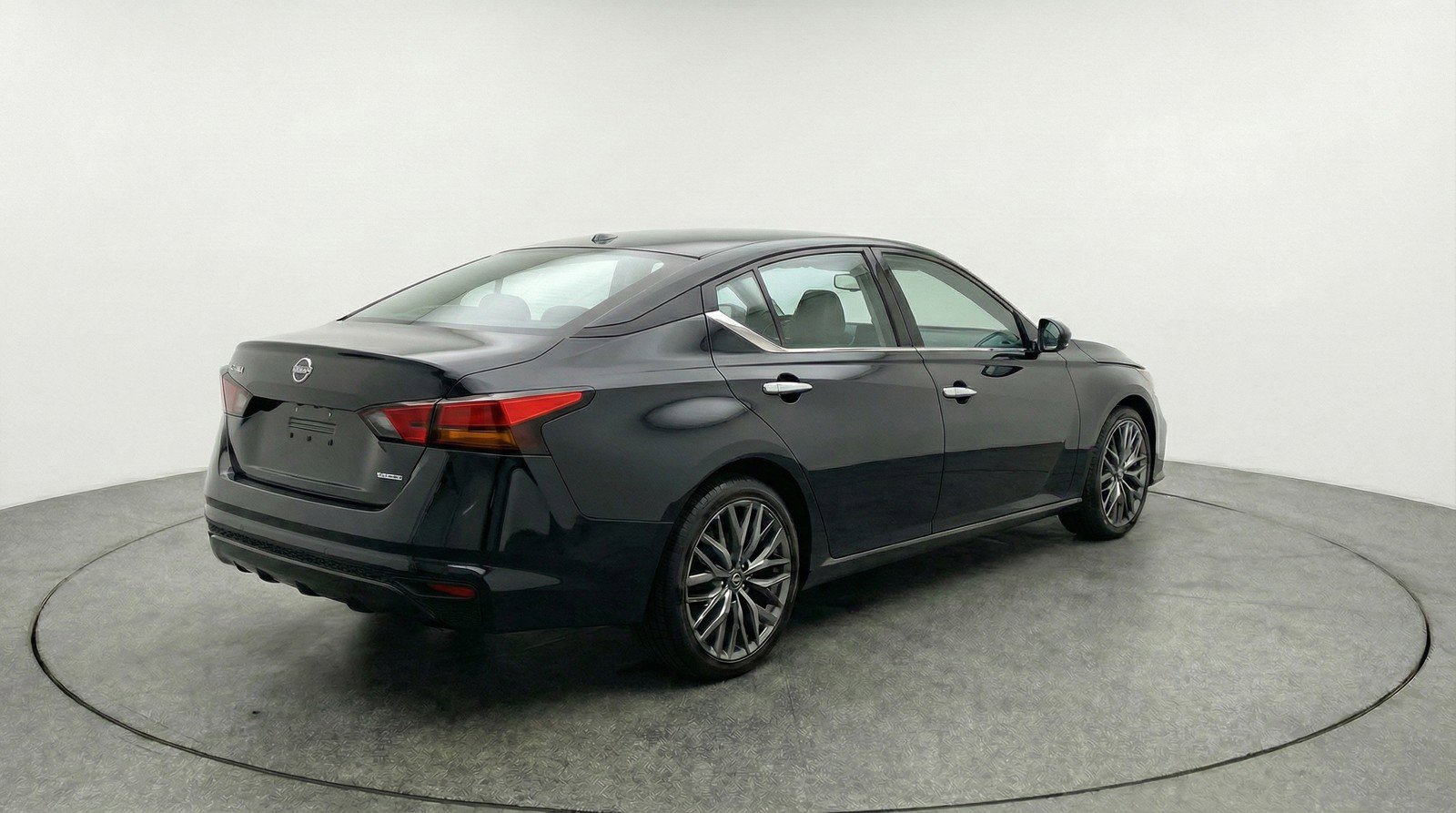 Used 2025 Nissan Altima 2.5 SV FWD image 9