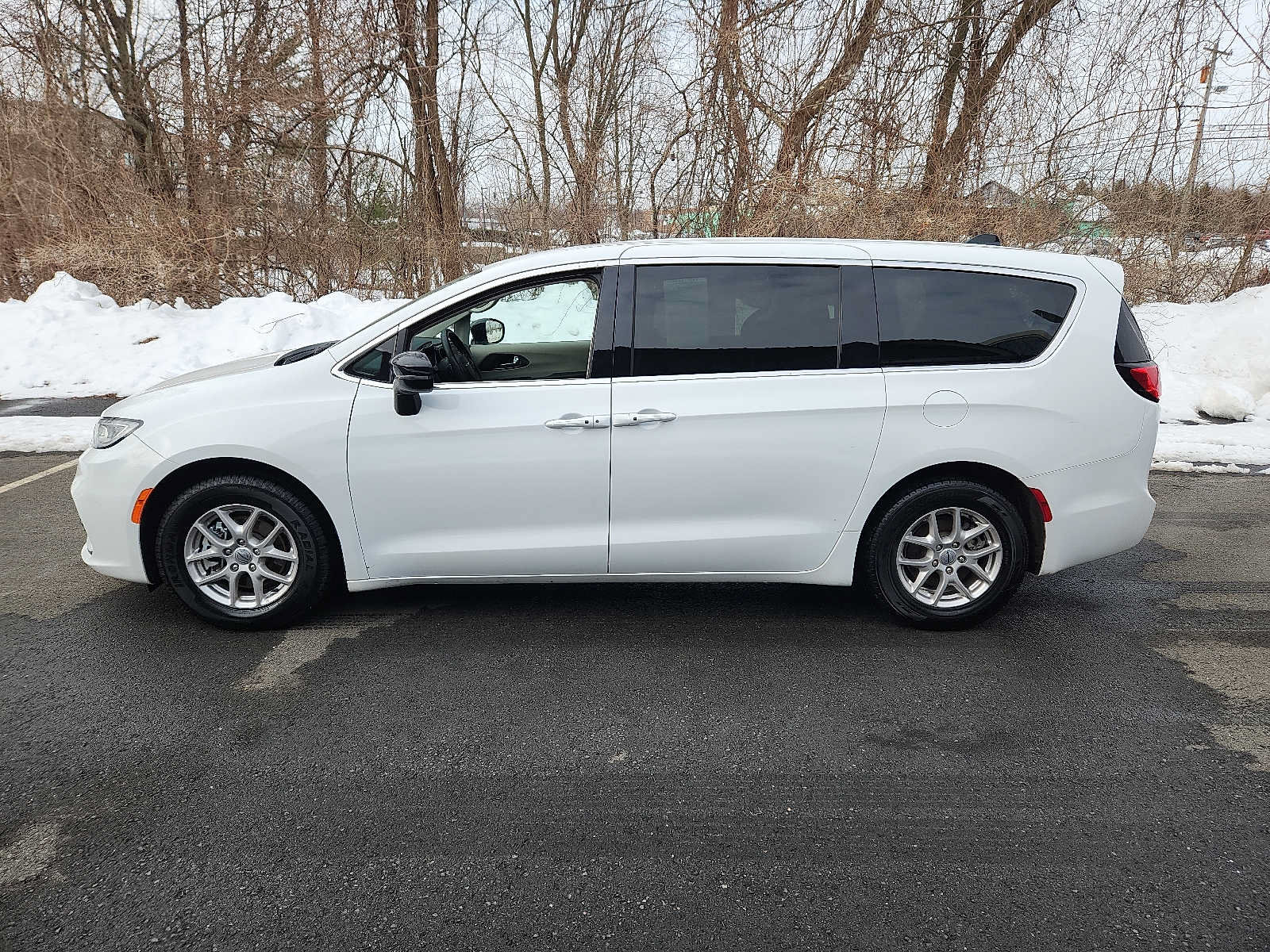 Used 2024 Chrysler Pacifica Touring-L FWD image 7