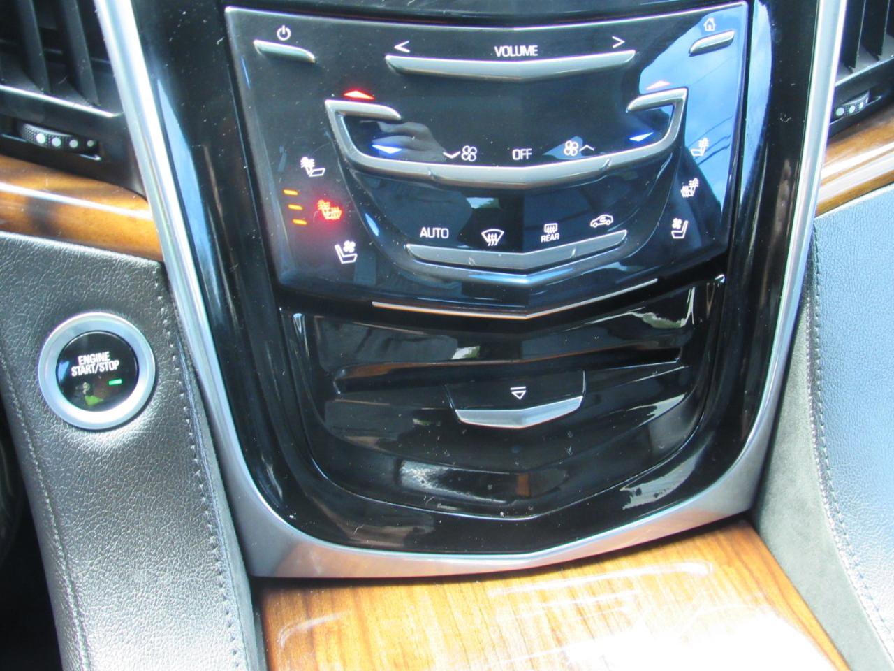 Used 2017 Cadillac Escalade Luxury AWD/4WD image 28