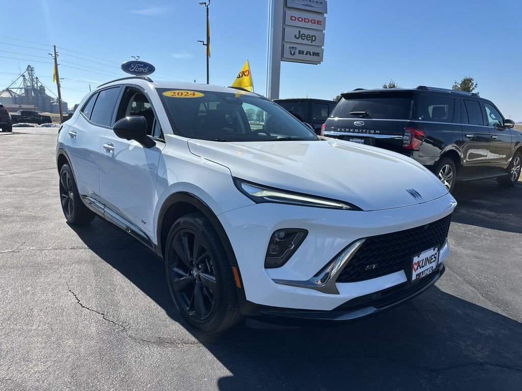 Used 2024 Buick Envision Sport Touring image 2