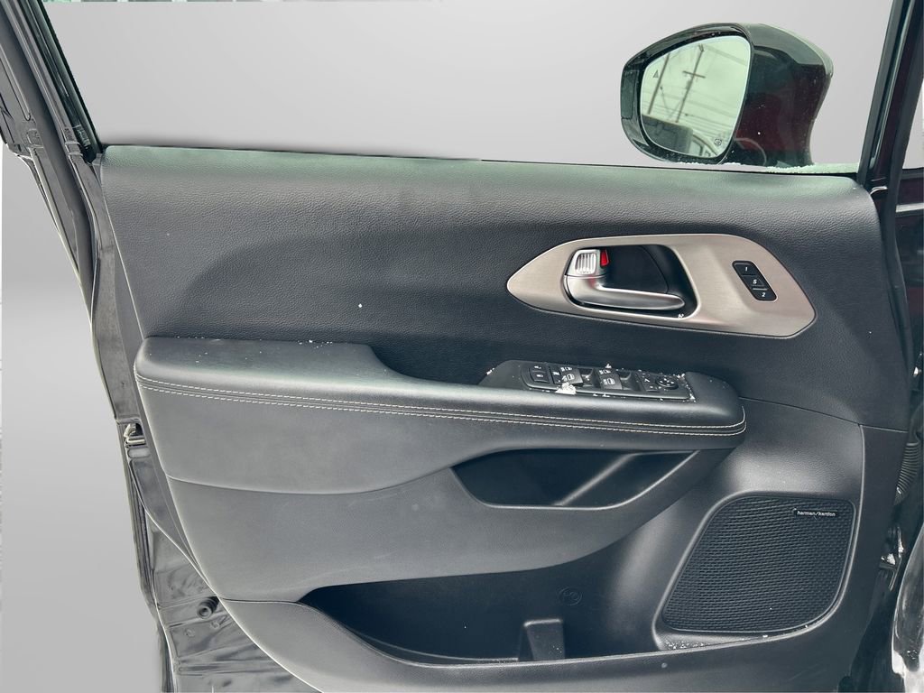 Used 2020 Chrysler Pacifica Limited w/ Quick Order Package 27H Red S image 23