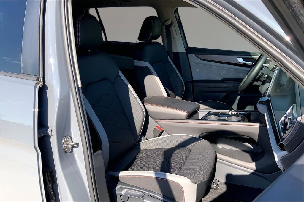 Certified 2025 Volkswagen Atlas Peak Edition SE AWD/4WD image 7