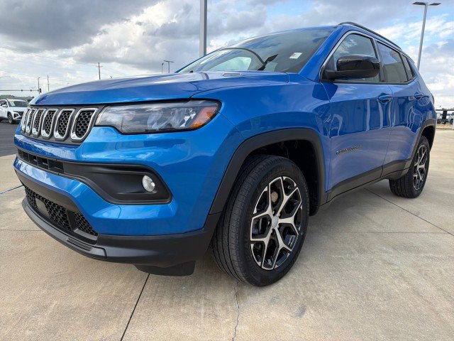 Used 2024 Jeep Compass Latitude AWD/4WD image 8