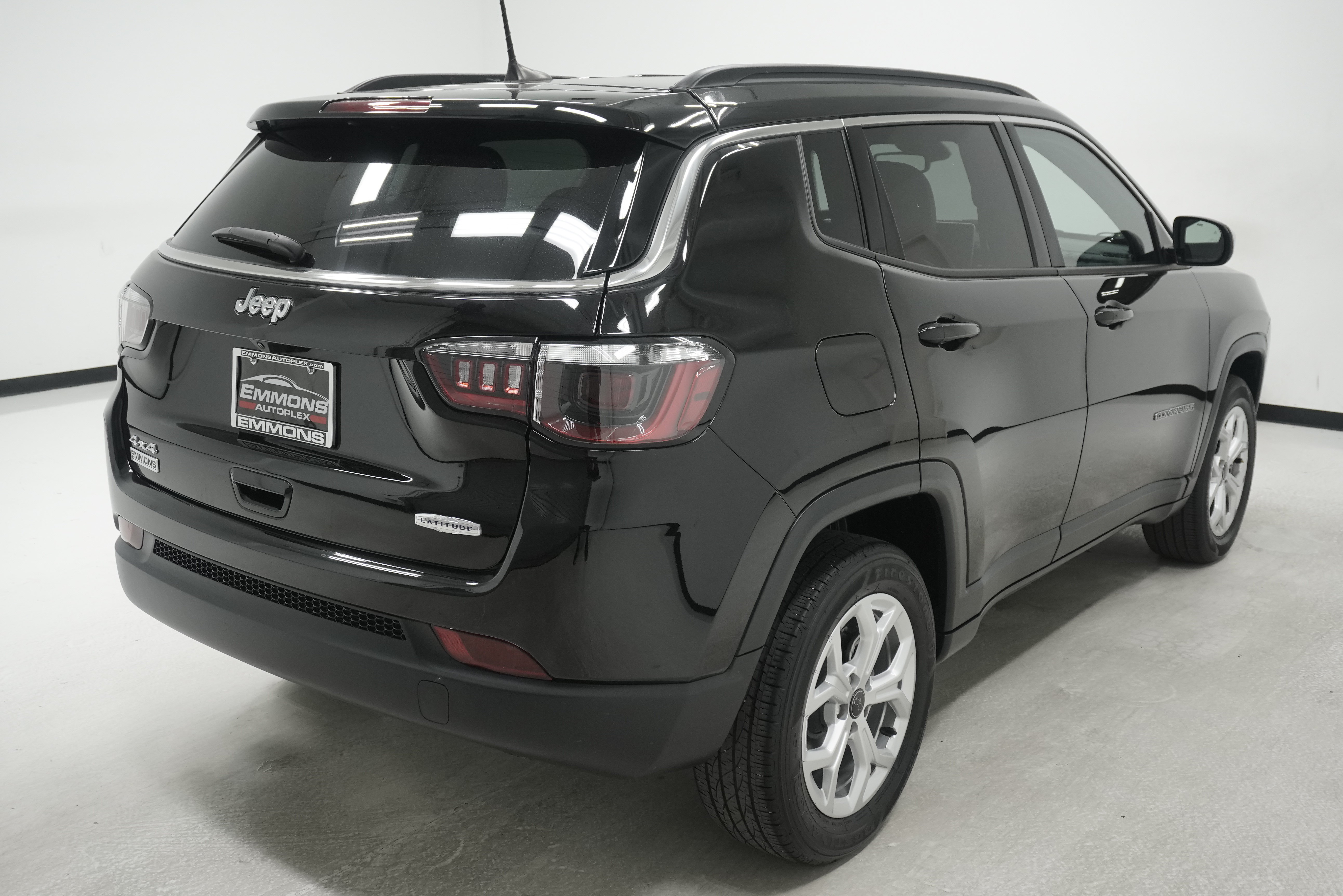 Used 2025 Jeep Compass Latitude AWD/4WD image 4