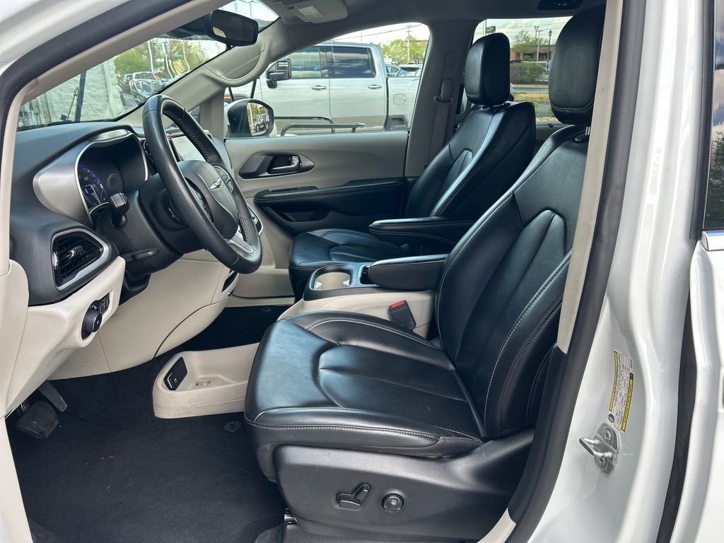 Used 2023 Chrysler Pacifica Touring-L image 13