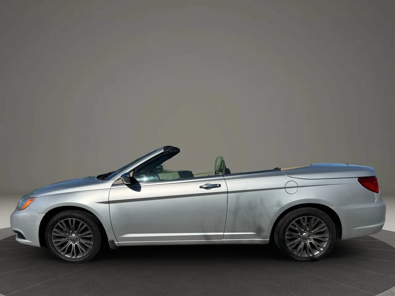 Used 2011 Chrysler 200 Limited FWD image 4