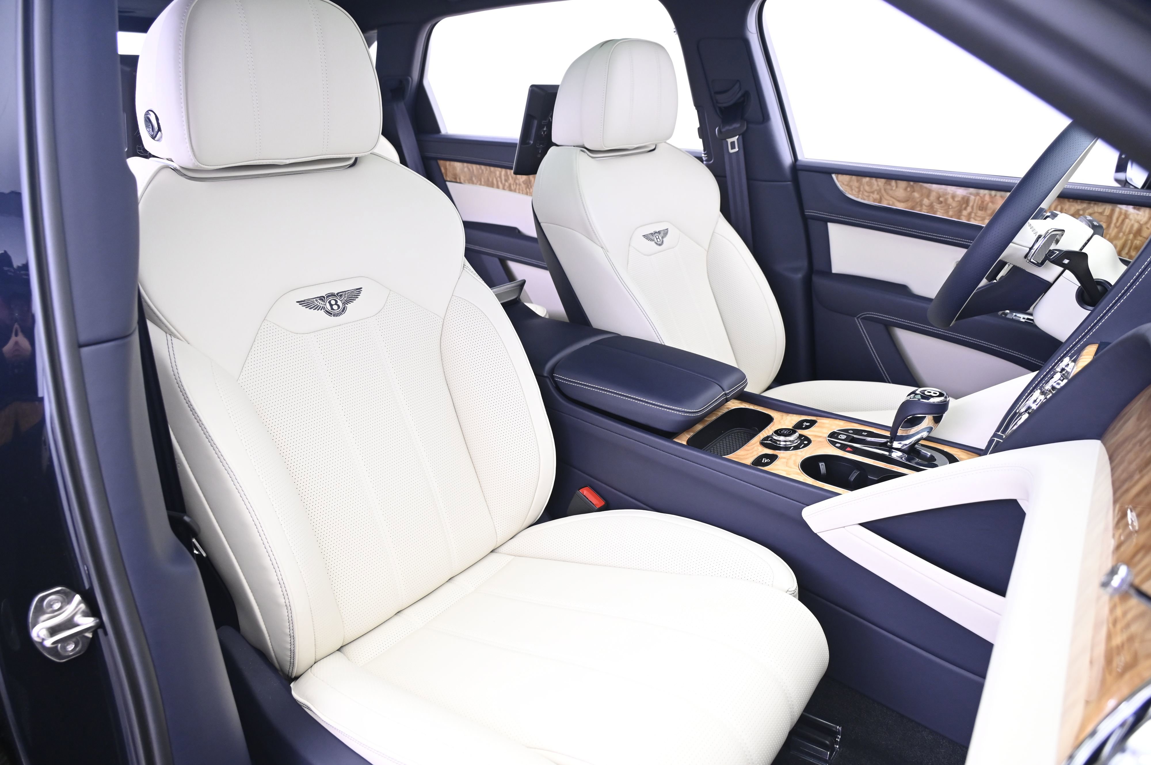 Used 2024 Bentley Bentayga Extended Wheelbase image 24