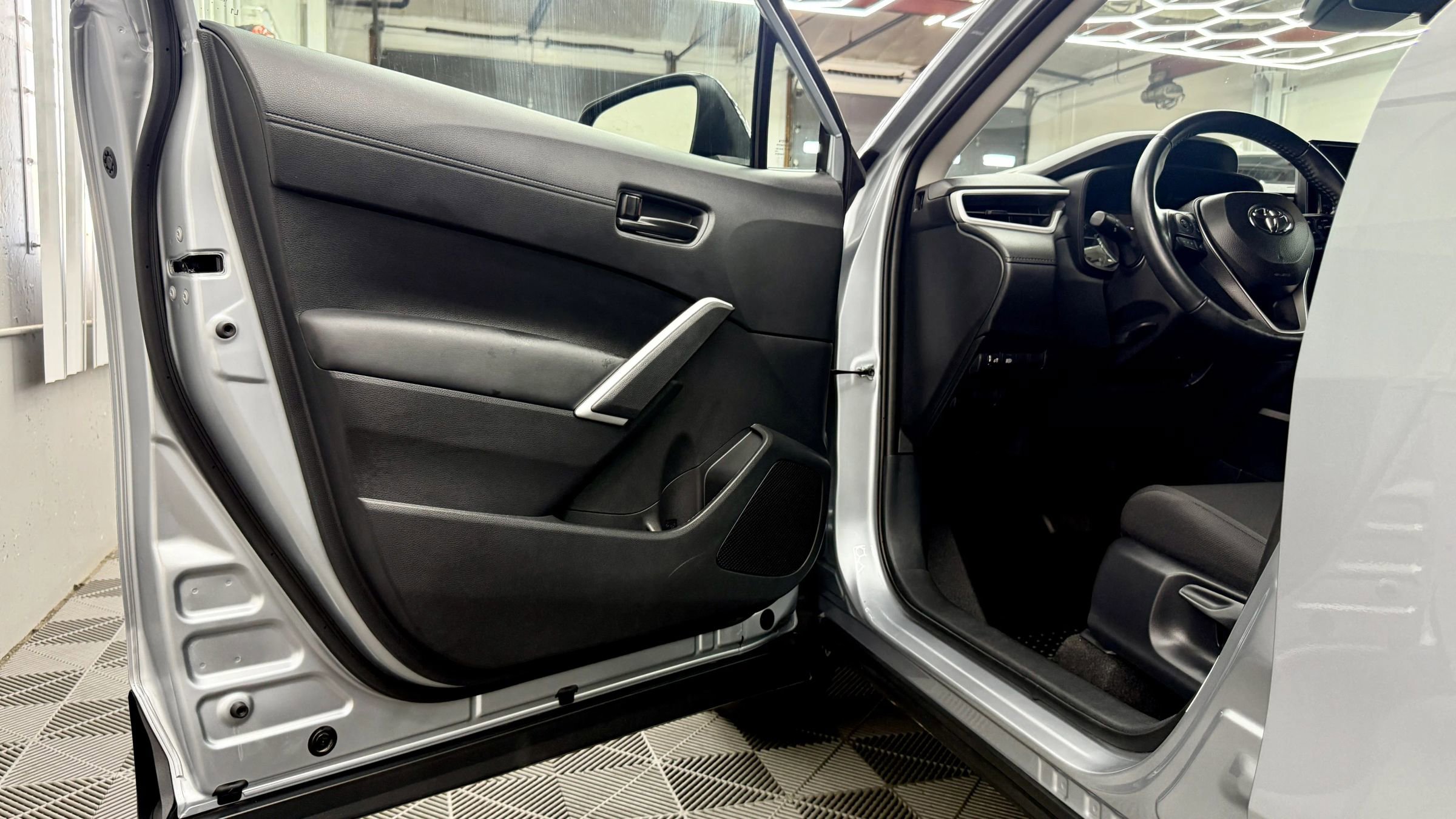 Used 2025 Toyota Corolla Cross LE image 5