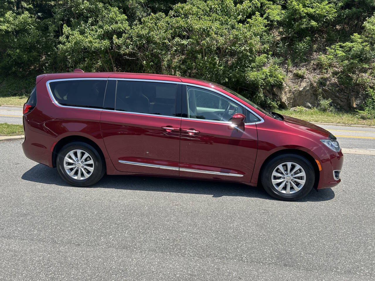 Used 2017 Chrysler Pacifica Touring-L FWD image 7