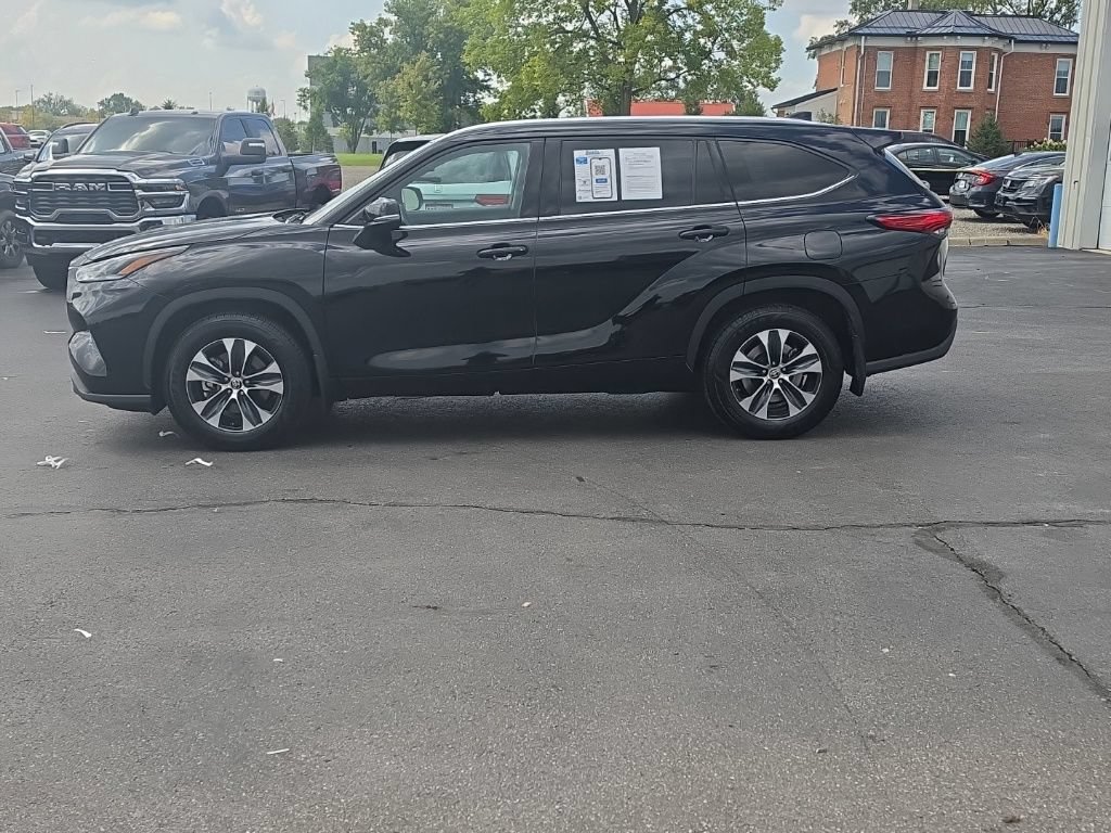 Used 2021 Toyota Highlander XLE AWD/4WD image 4