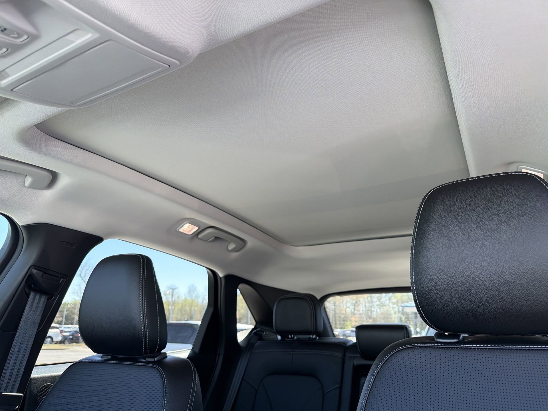 Certified 2025 Ford Escape SE w/ PHEV Premium Package image 31