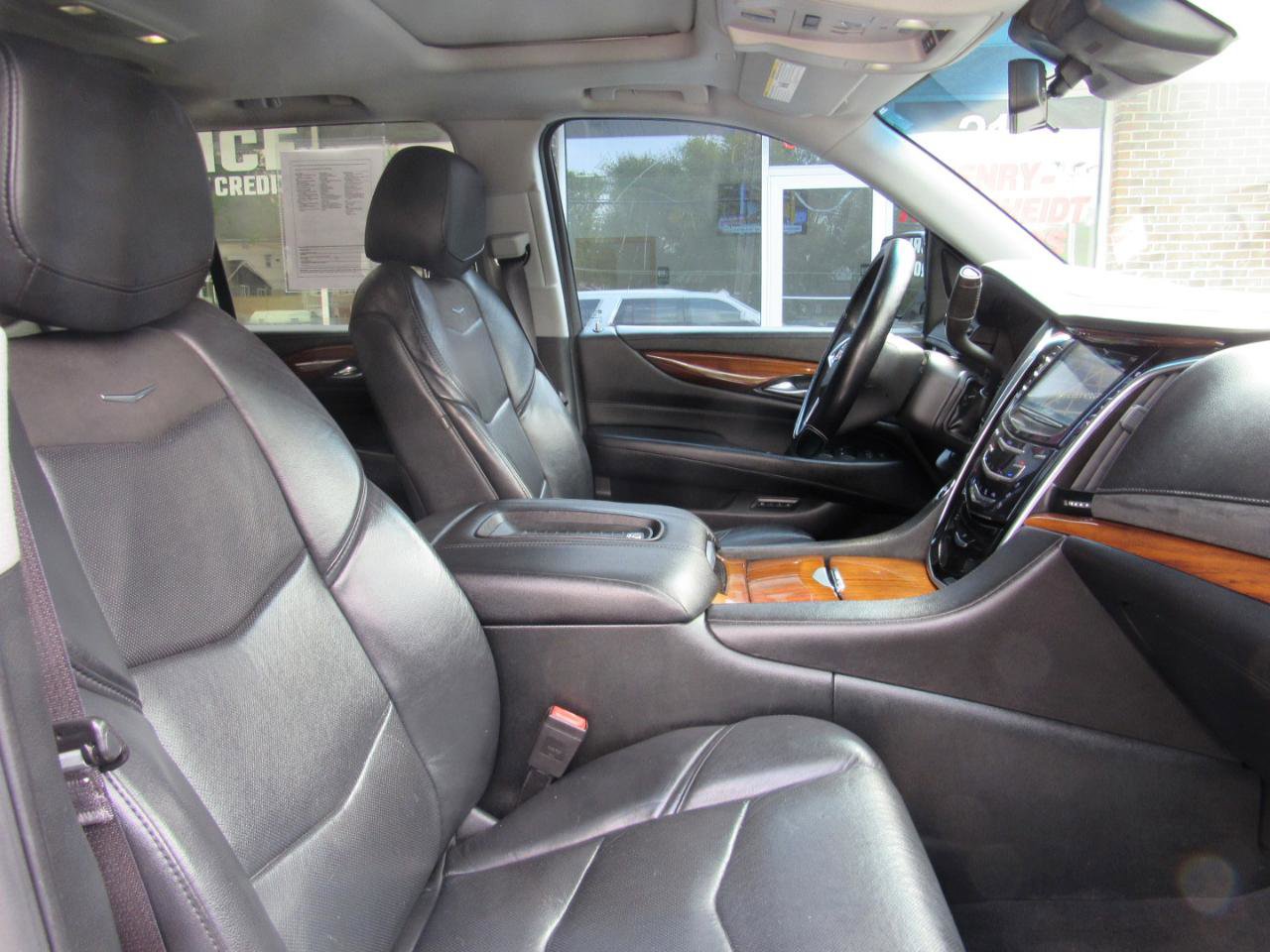 Used 2017 Cadillac Escalade Luxury AWD/4WD image 33