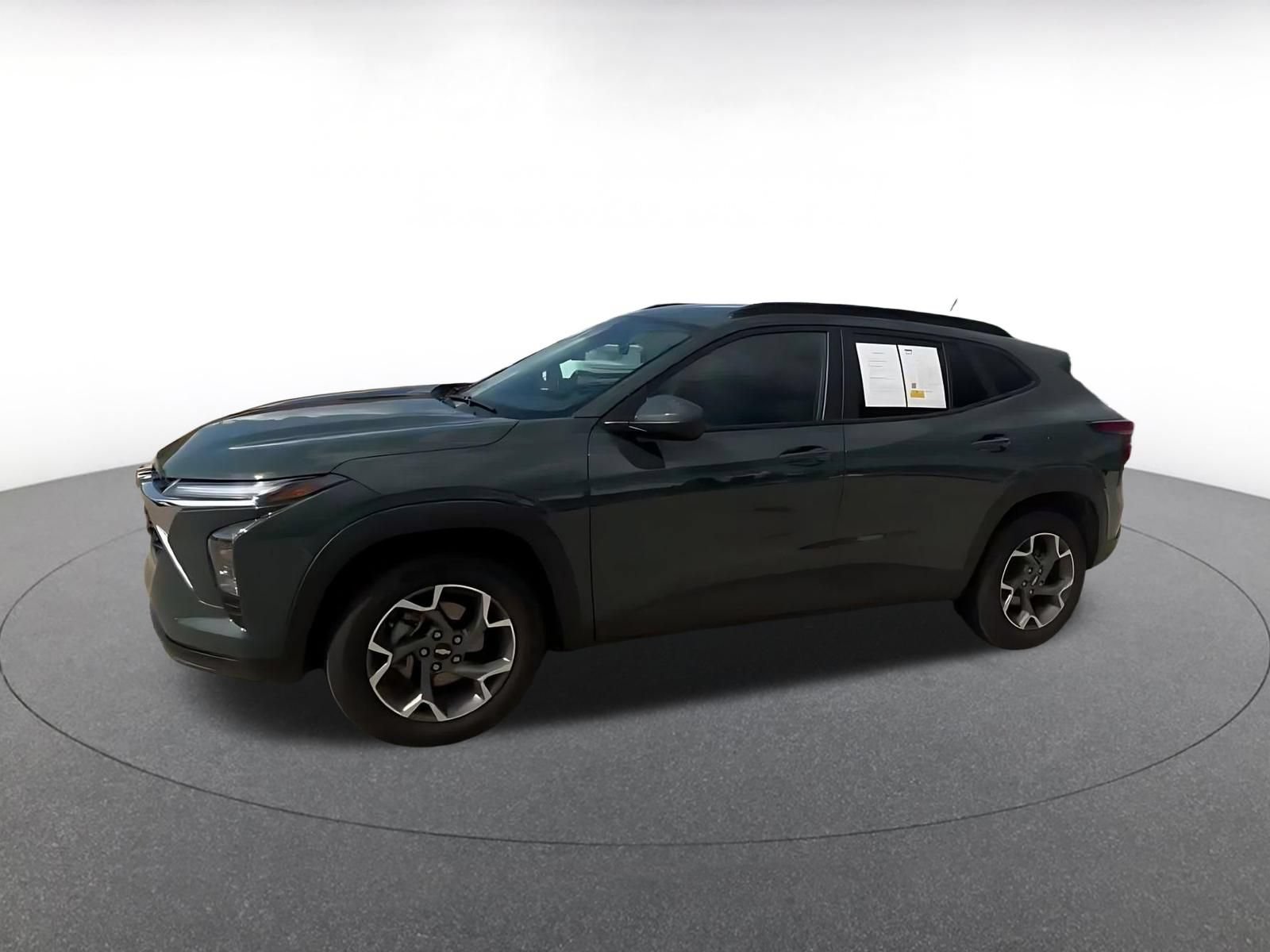 Used 2025 Chevrolet Trax LT FWD image 8