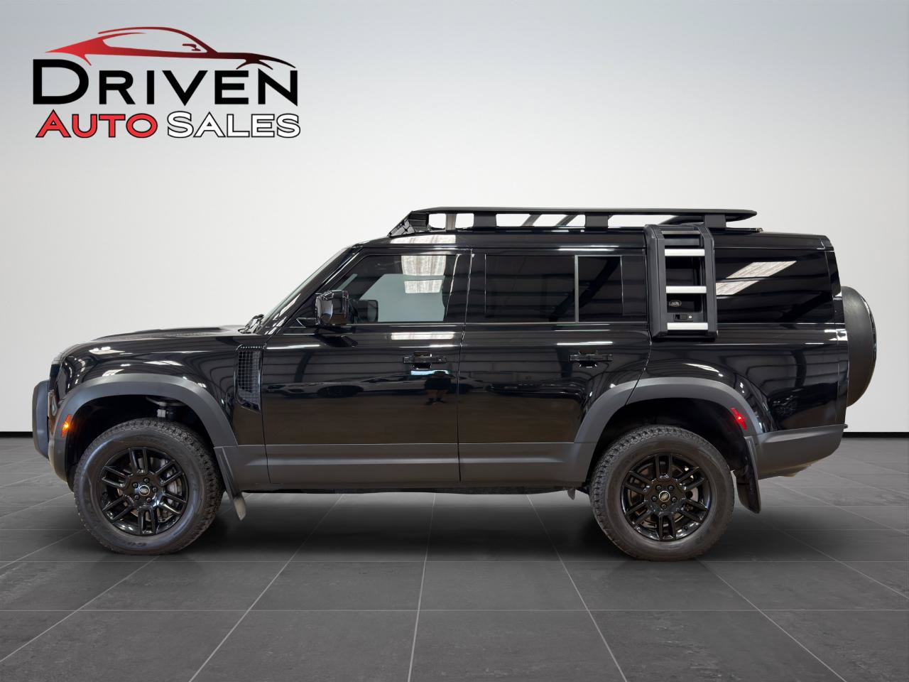 Used 2023 Land Rover Defender 130 SE AWD/4WD image 2