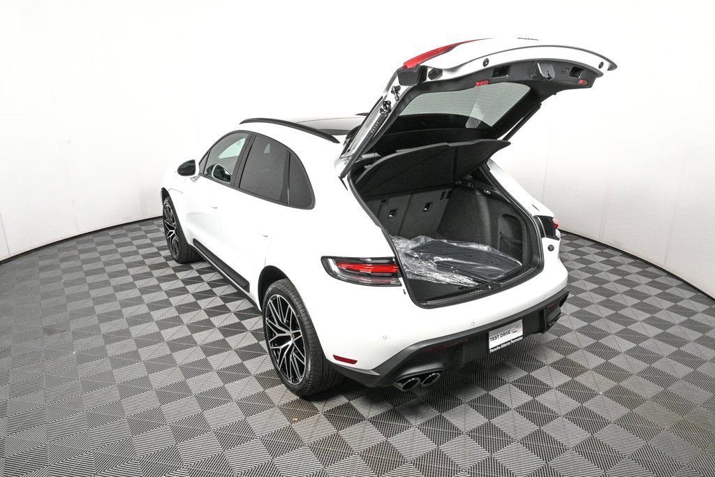 Certified 2026 Porsche Macan image 34