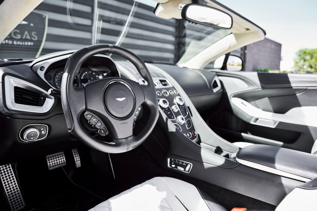 Used 2017 Aston Martin Vanquish S RWD image 2