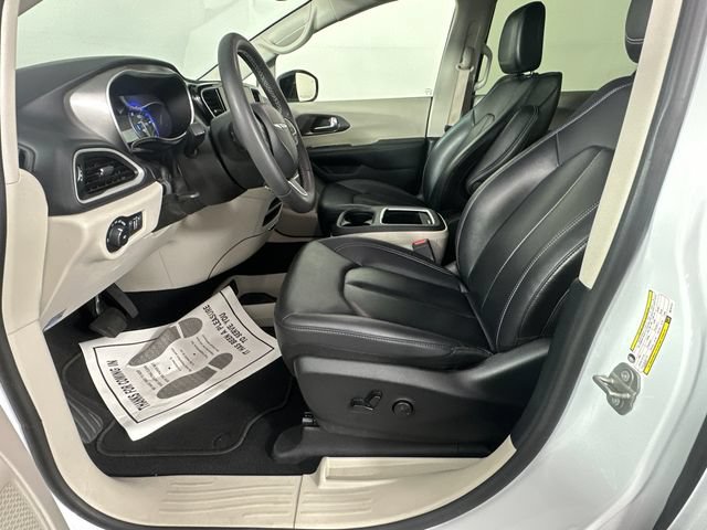 Used 2024 Chrysler Pacifica Touring-L FWD image 22