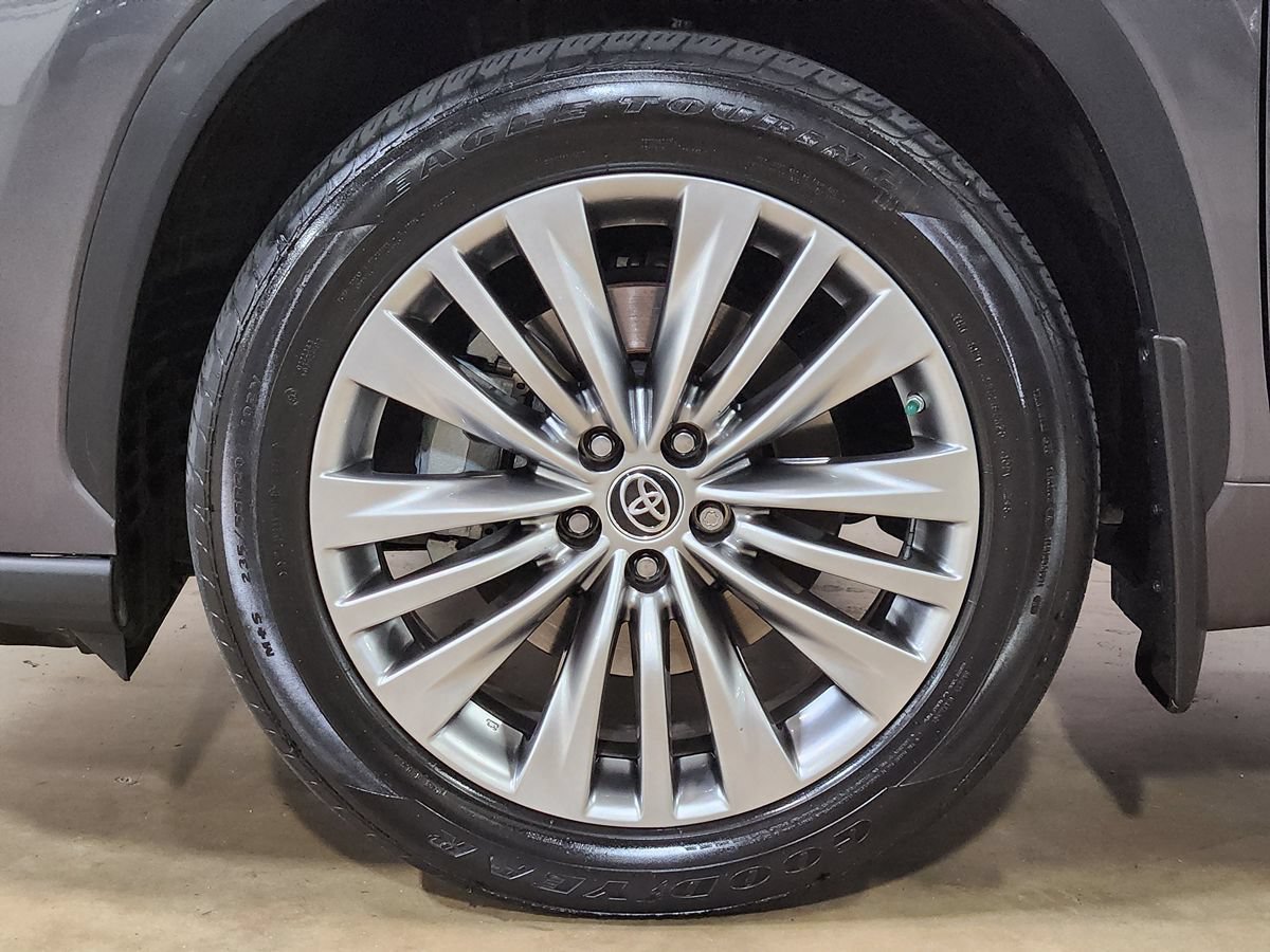 Used 2023 Toyota Highlander Platinum FWD image 26