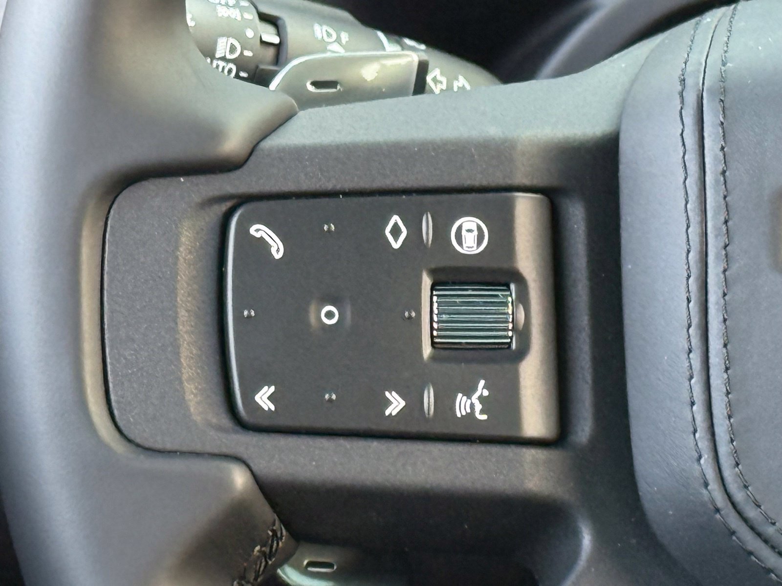 New 2026 Land Rover Defender 110 X-Dynamic SE AWD/4WD image 31