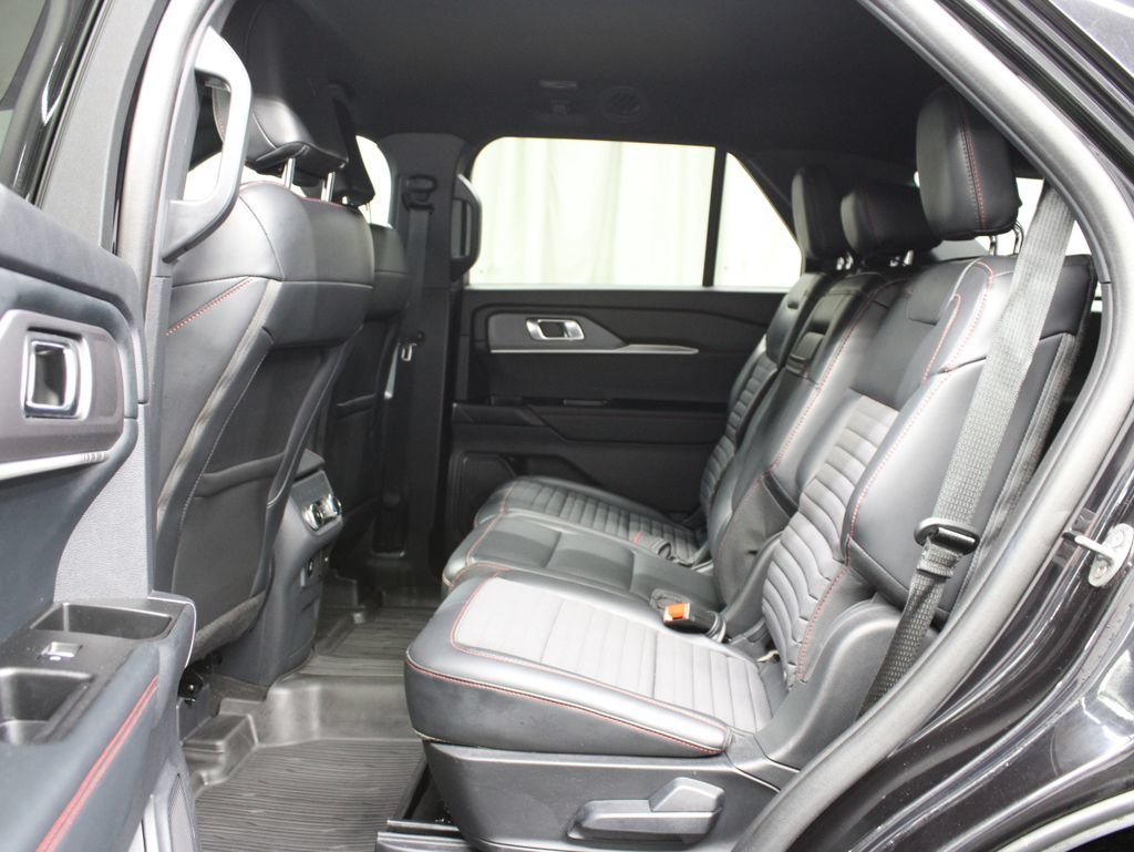 Used 2025 Ford Explorer ST-Line w/ ST-Line Street Pack AWD/4WD image 16
