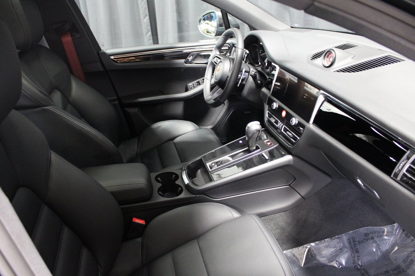 Certified 2025 Porsche Macan AWD/4WD image 27