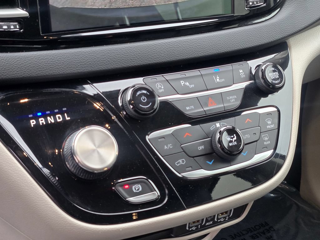Used 2023 Chrysler Pacifica Touring-L FWD image 37