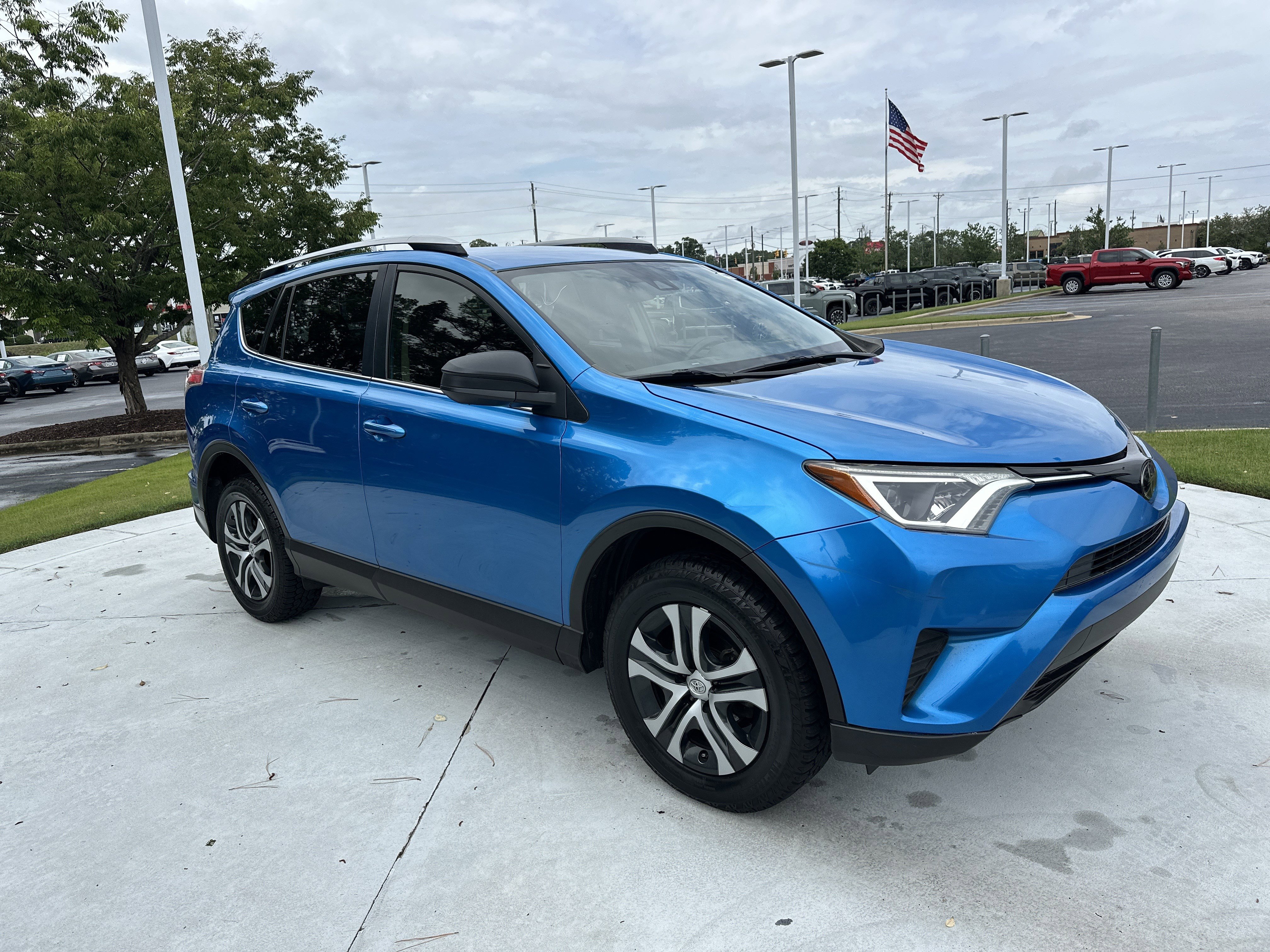 Used 2018 Toyota RAV4 LE FWD video 2