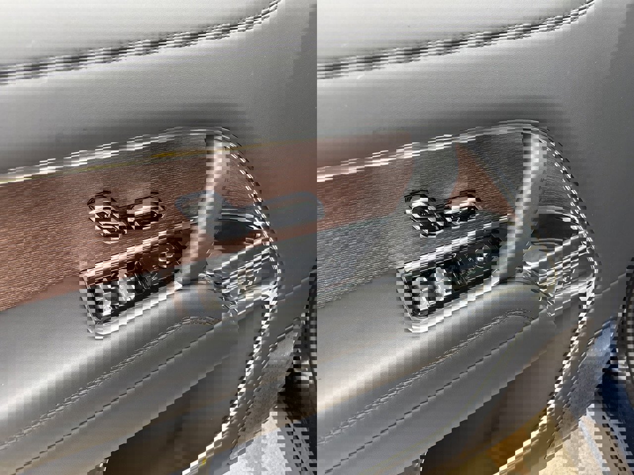 Used 2025 Land Rover Range Rover Long Wheelbase Autobiography image 15