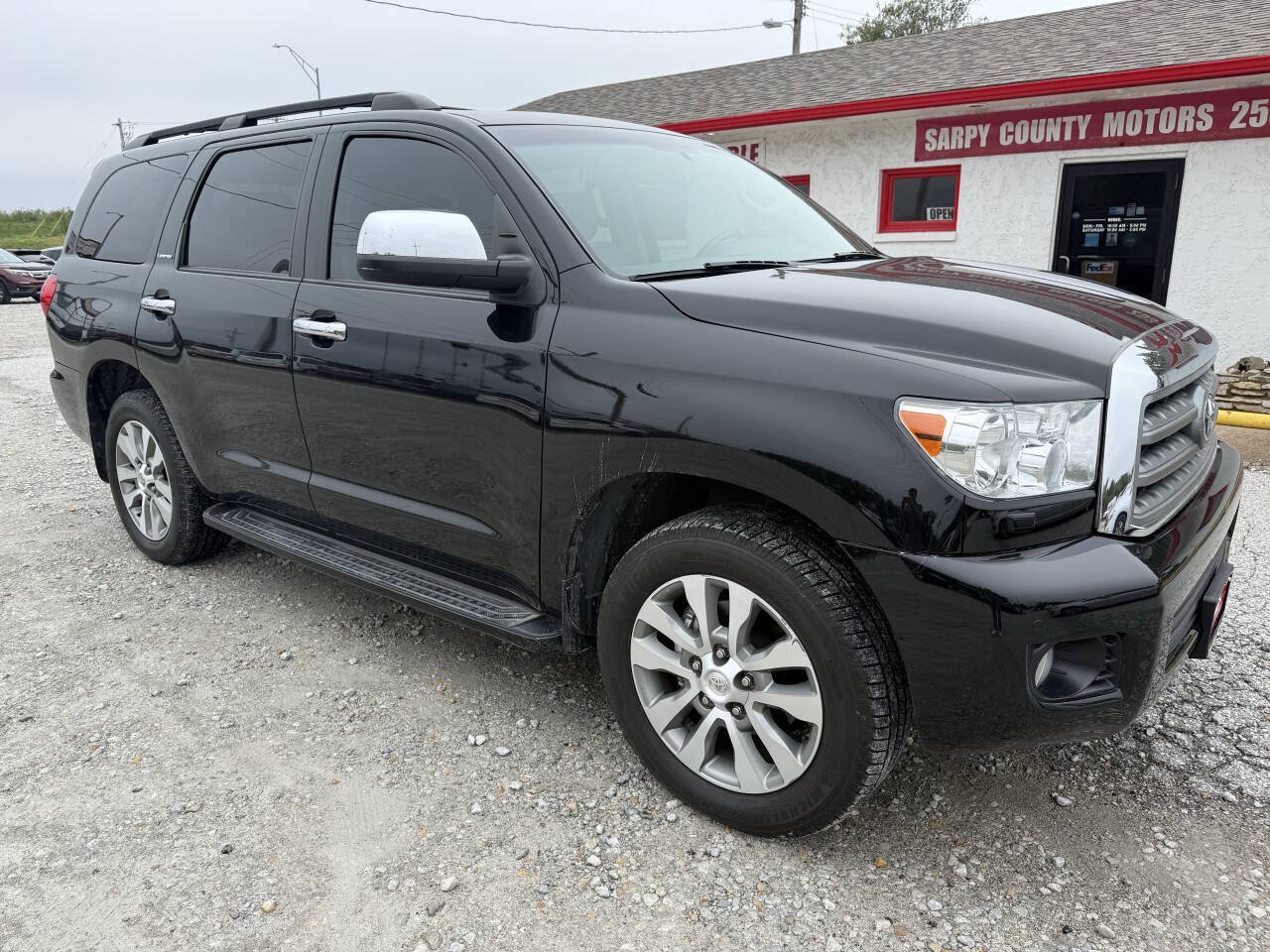 Used 2017 Toyota Sequoia Limited w/ Safety & Convenience Package AWD/4WD video 1