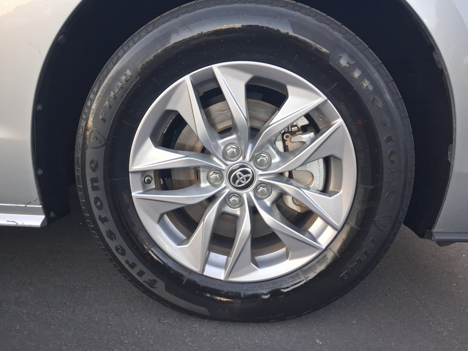 Used 2025 Toyota Sienna XLE FWD image 30