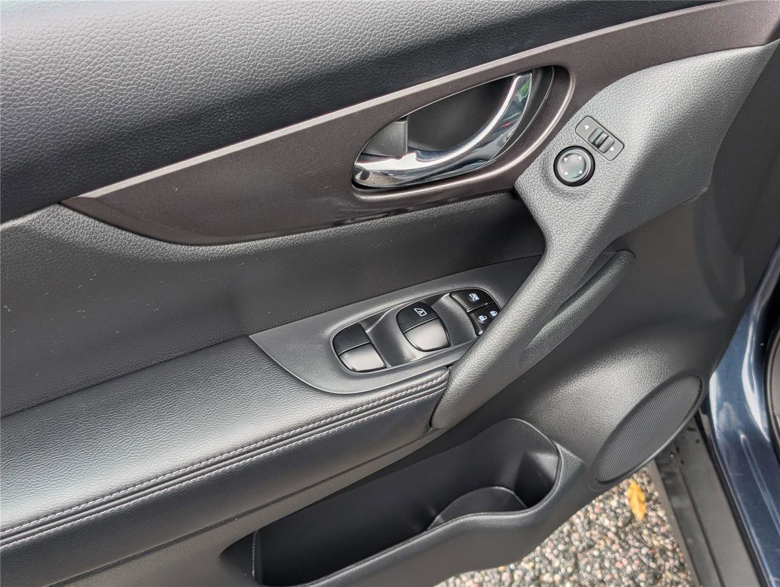 Used 2016 Nissan Rogue SV w/ SV Premium Package image 19