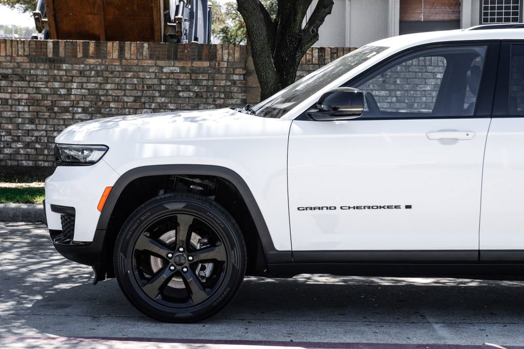 Used 2023 Jeep Grand Cherokee L Laredo AWD/4WD image 21