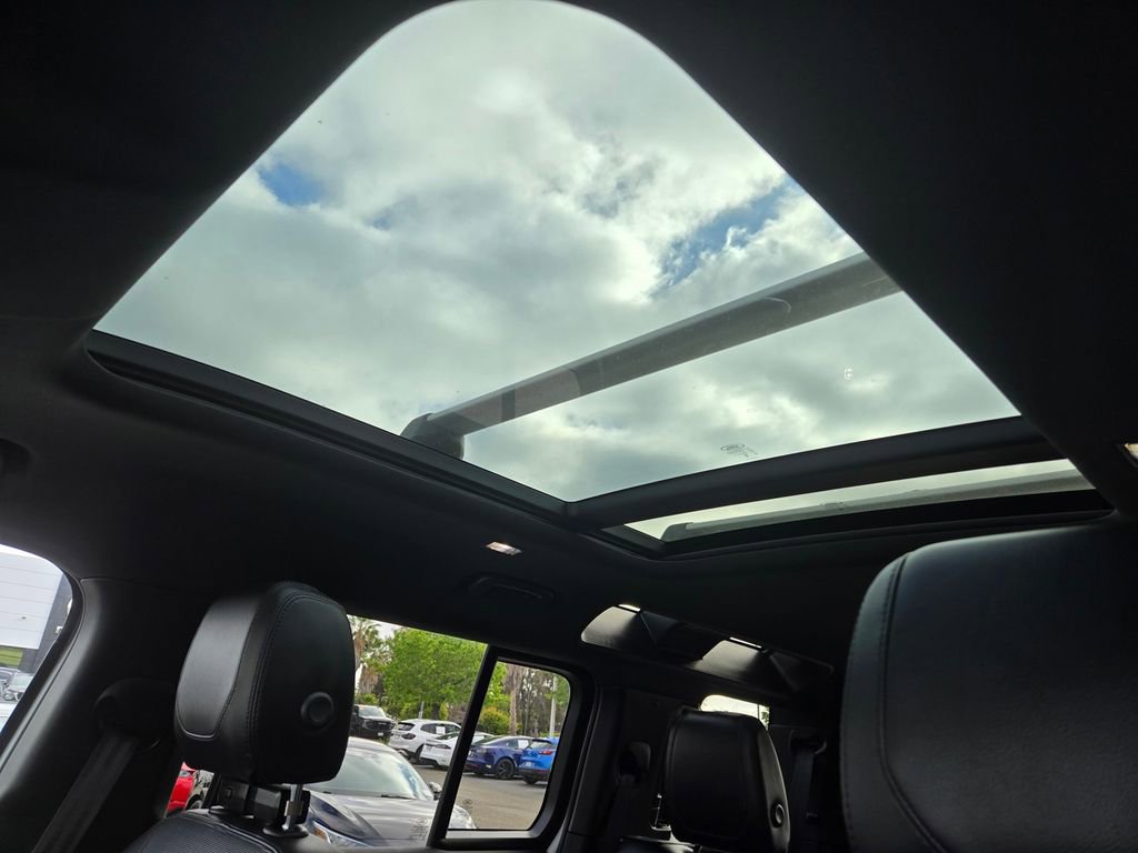 Used 2024 Land Rover Defender 110 X-Dynamic SE image 21