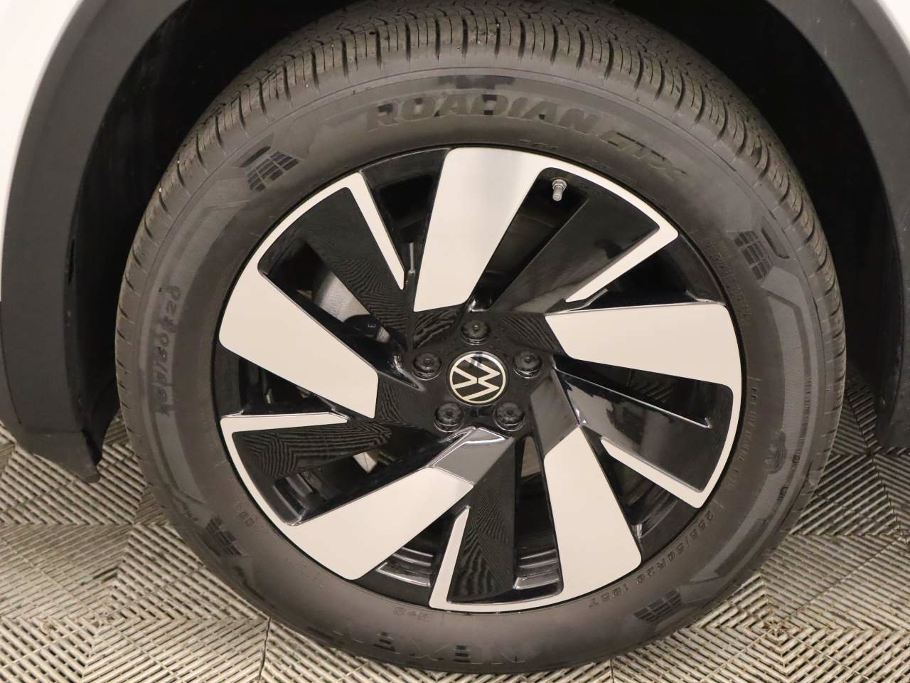 Certified 2026 Volkswagen Atlas Cross Sport SE FWD image 5