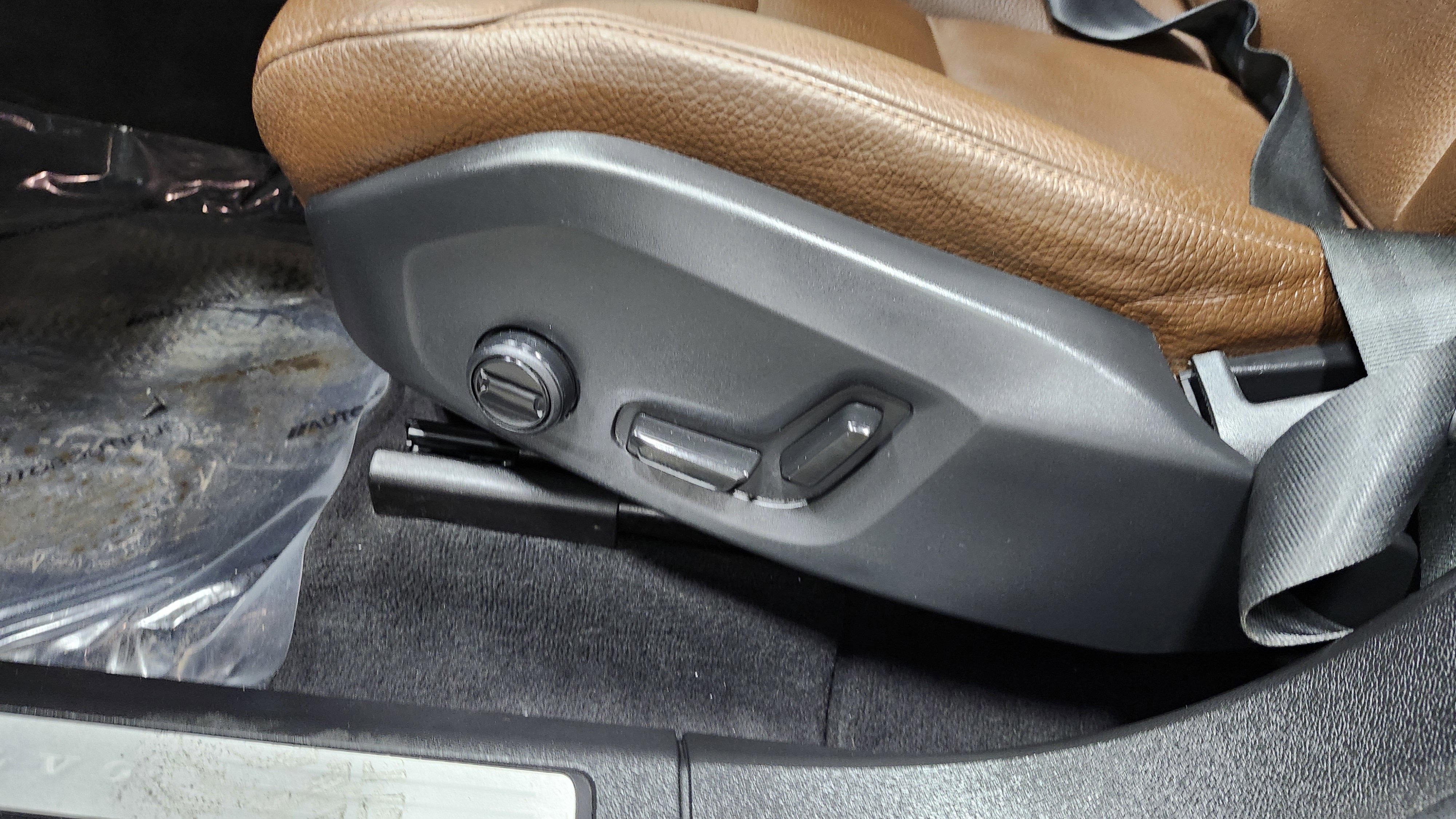 Used 2024 Volvo XC60 B5 Plus image 25