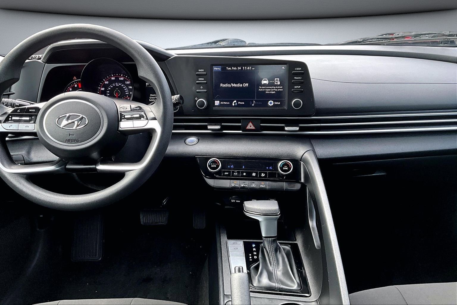 Used 2022 Hyundai Elantra SEL w/ Winter Weather Package image 9