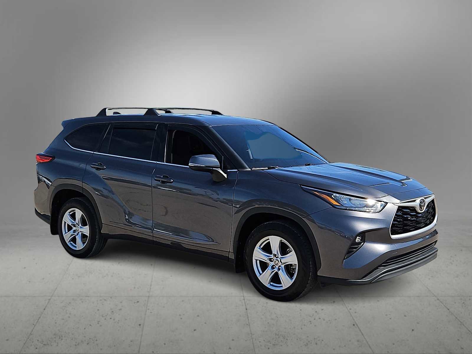 Used 2020 Toyota Highlander LE image 2