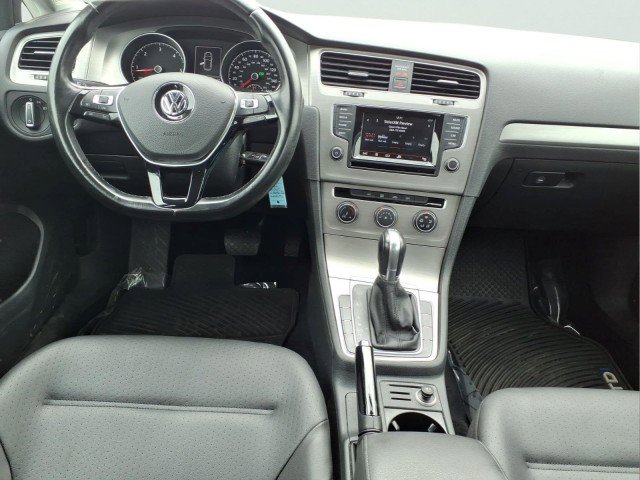 Used 2015 Volkswagen Golf TDI S image 11