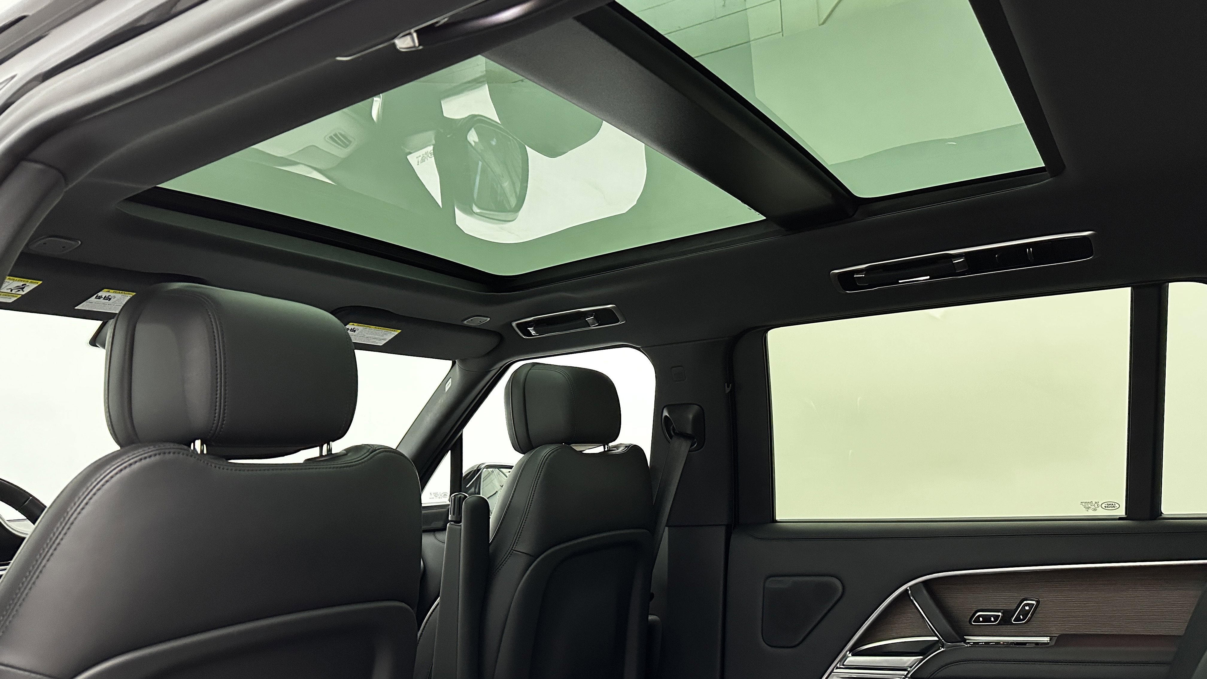 Used 2025 Land Rover Range Rover Long Wheelbase SE image 7