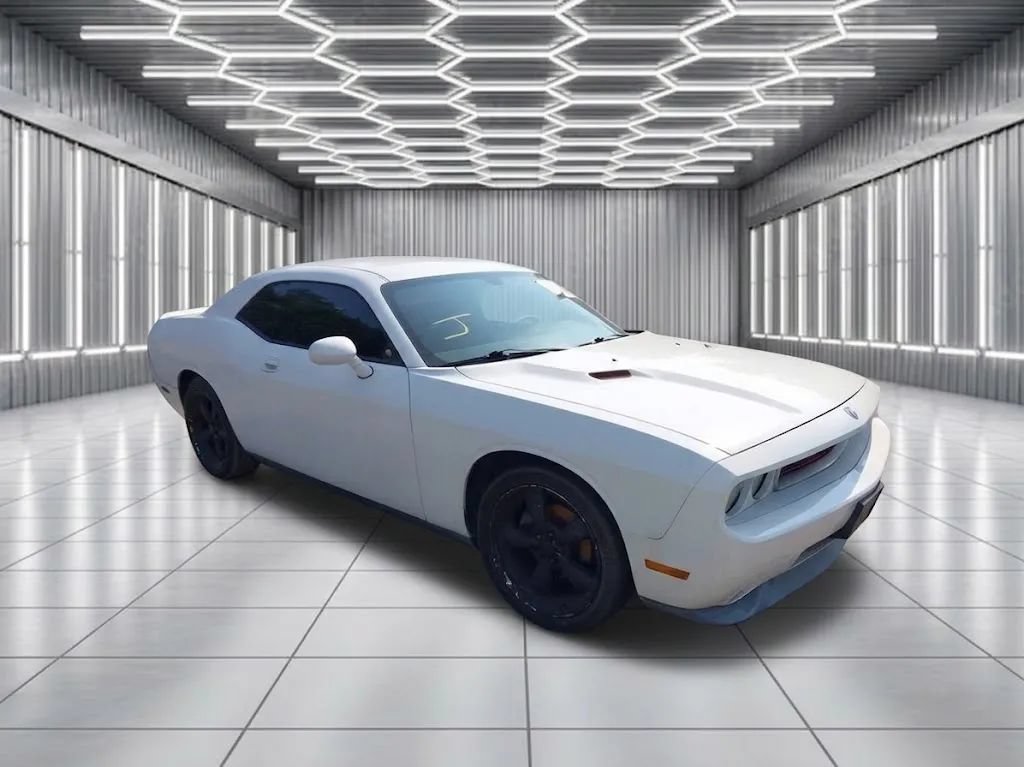 Used 2009 Dodge Challenger SE RWD image 2