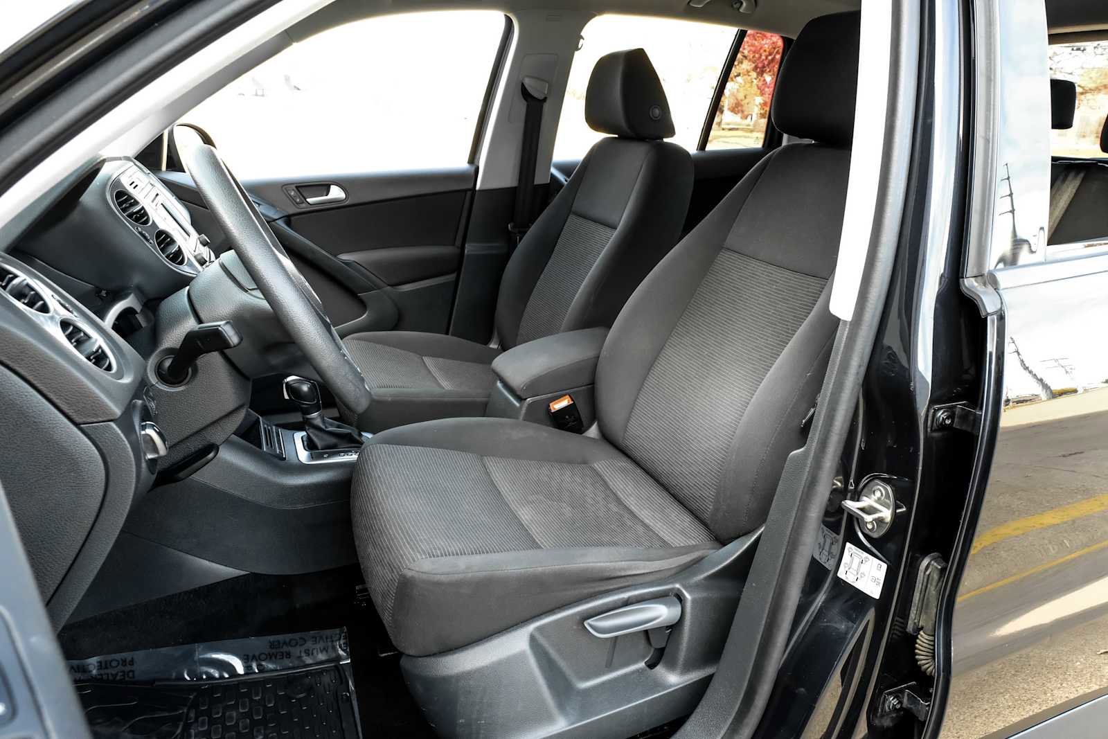 Used 2017 Volkswagen Tiguan S image 29