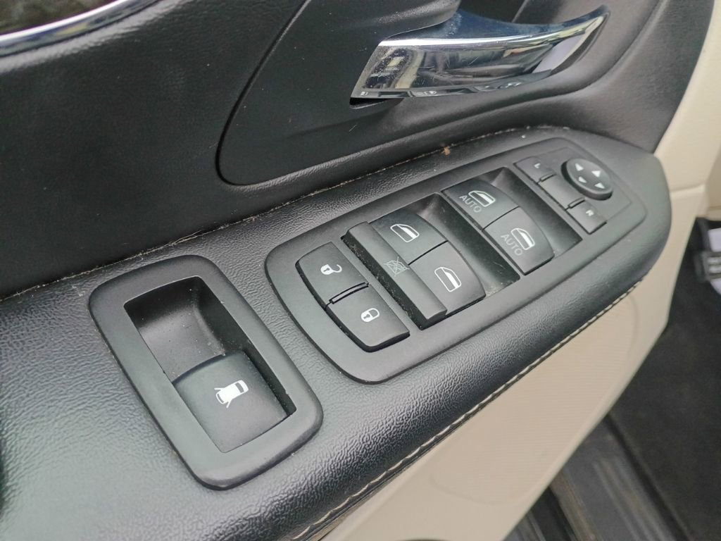 Used 2015 Chrysler Town & Country Touring w/ Driver Convenience Group image 14