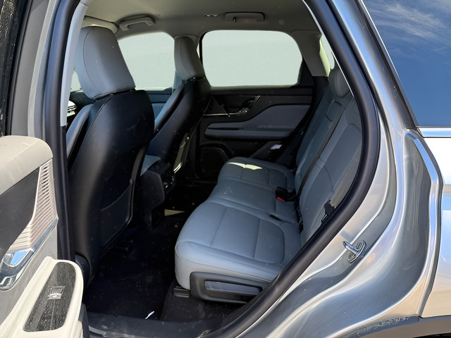 Used 2022 Lincoln Corsair AWD w/ Equipment Group 101A image 4