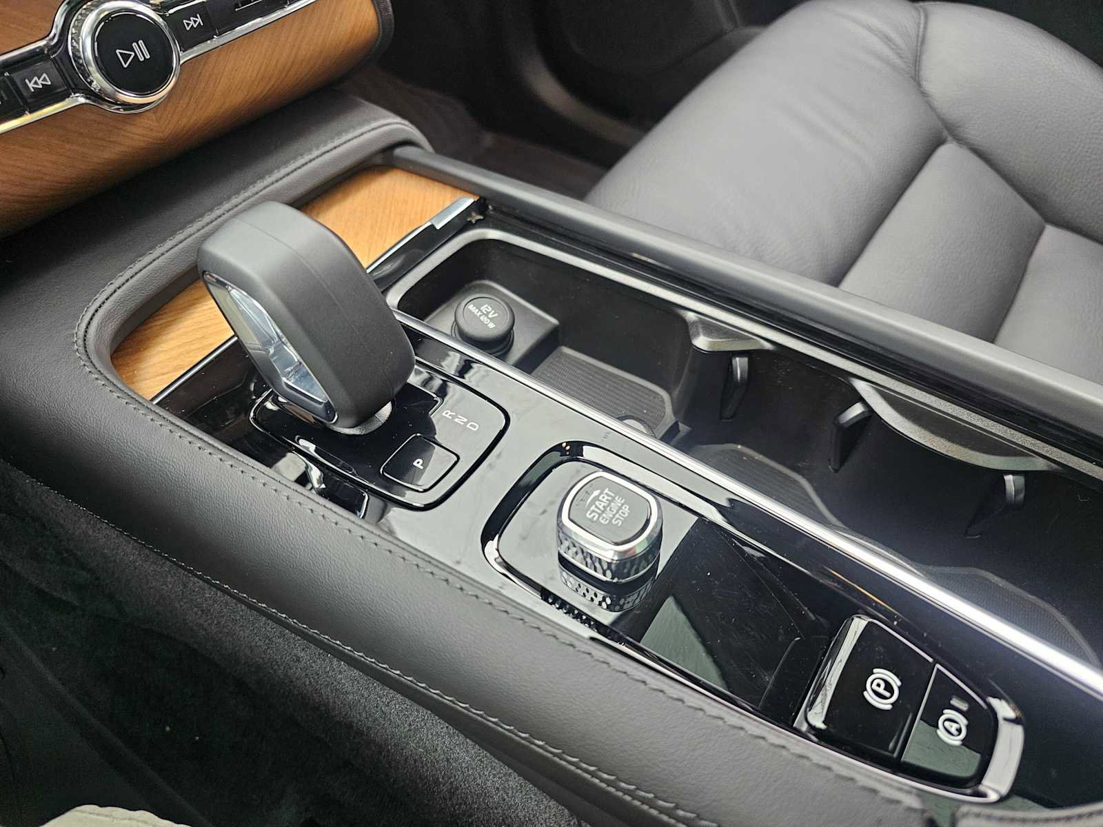 Certified 2025 Volvo XC90 T8 Plus w/ Protection Package Premier image 37