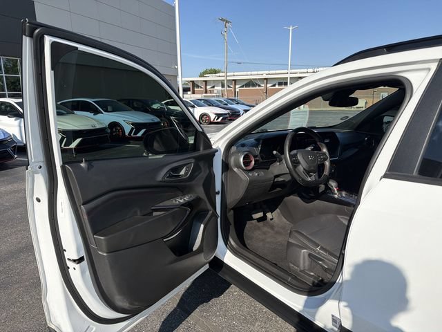 Used 2024 Chevrolet Trax RS FWD image 18