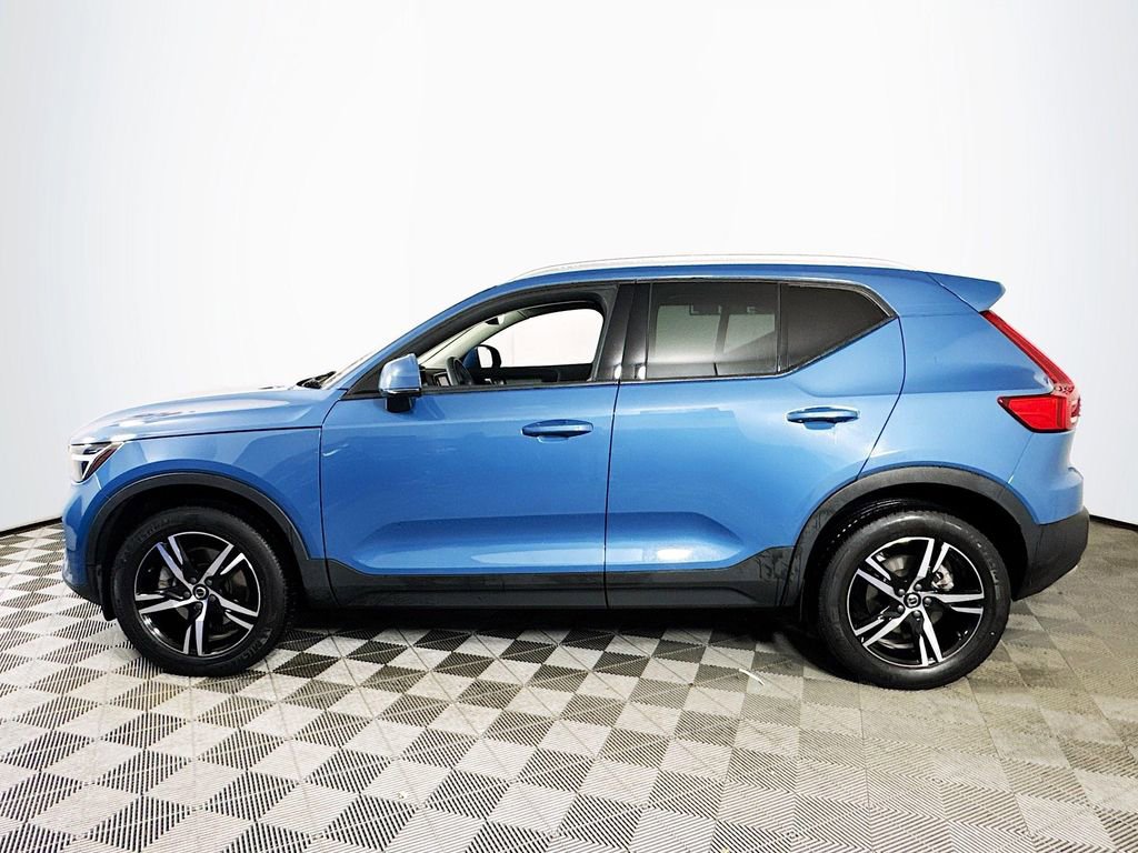 Used 2023 Volvo XC40 B5 Core w/ Convenience Package image 4