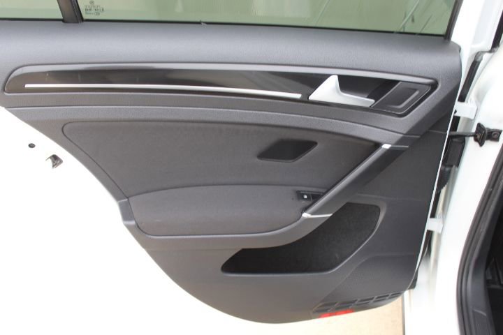 Used 2016 Volkswagen Golf S image 31