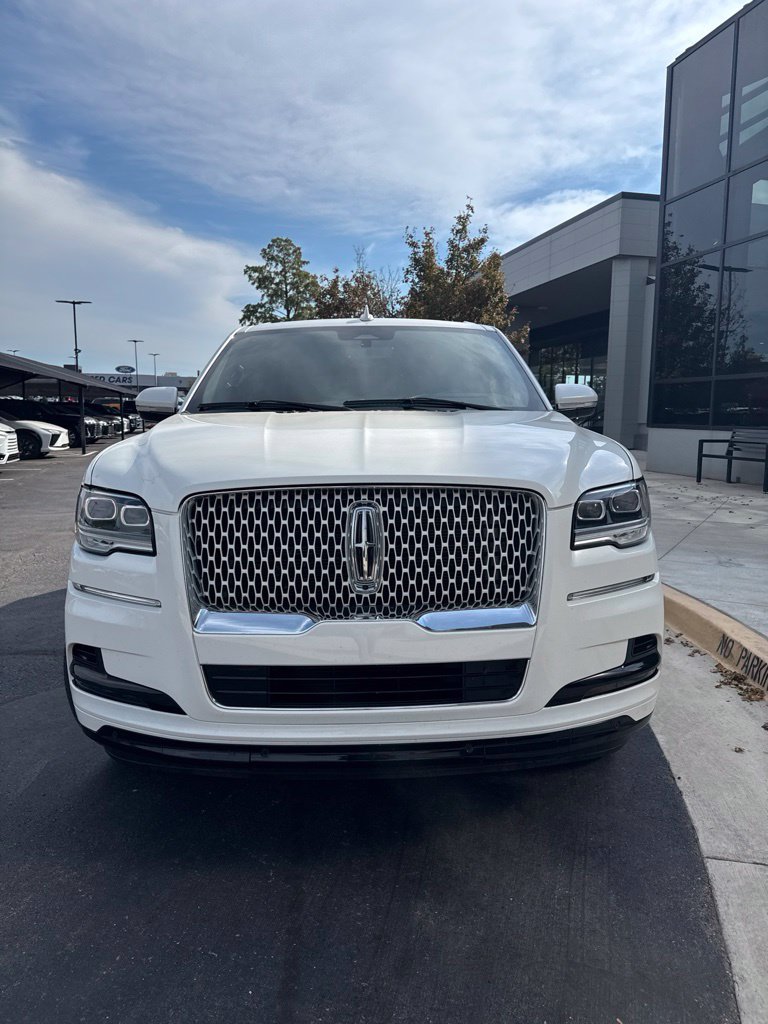 Used 2024 Lincoln Navigator Reserve AWD/4WD image 2